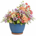 Composition florale artificielle multicolore avec pot bleu